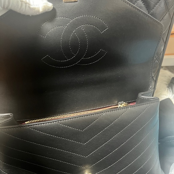 CHANEL Black Chevron Quilted Lambskin Shoulder Bag with Gold Chain pristine - Picture 7 of 10